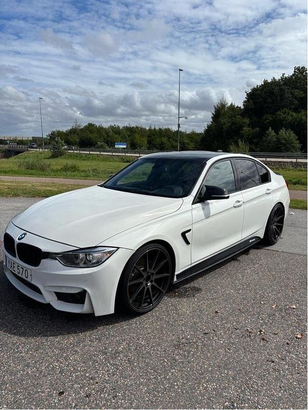 Vit Begagnad 2012 BMW 320 Comfort Edition Sedan | 150 000 kr (Dyr) - Bild 1/4
