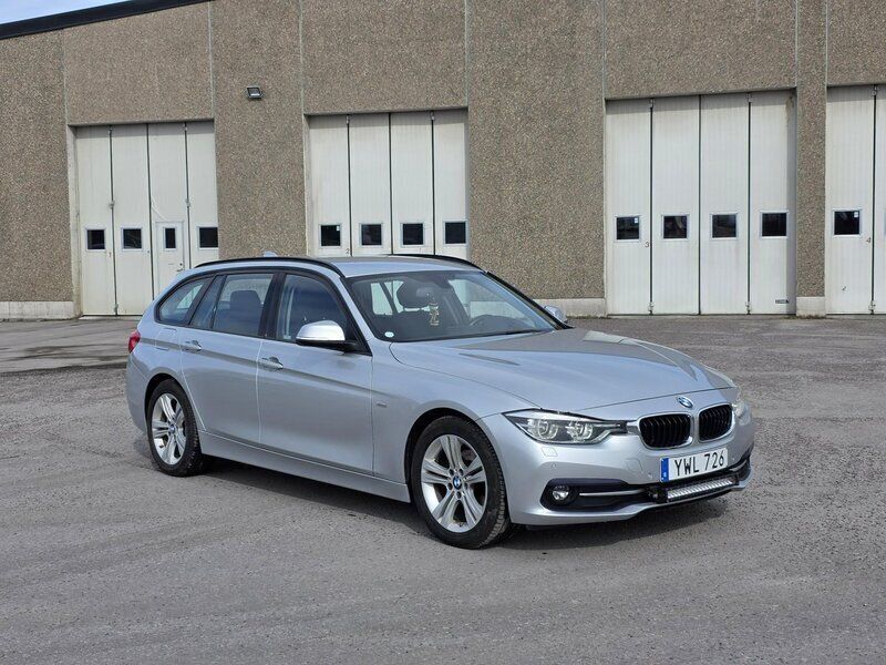 Silver Begagnad 2018 BMW 318 Sport Line Kombi | 179 000 kr (Bra pris) - Bild 1/4