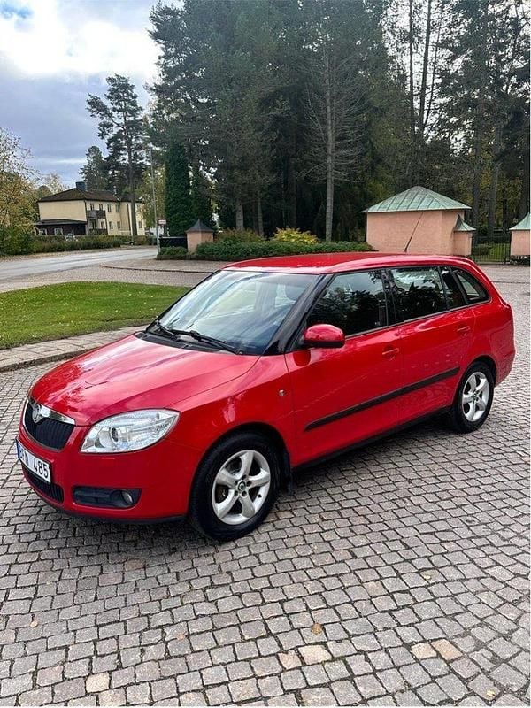 Röd Begagnad 2010 Skoda Fabia Halvkombi | 28 600 kr (Dyr) - Bild 1/4