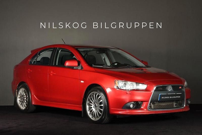 Mörkröd Begagnad 2010 Mitsubishi Lancer Halvkombi | 114 900 kr - Bild 1/4