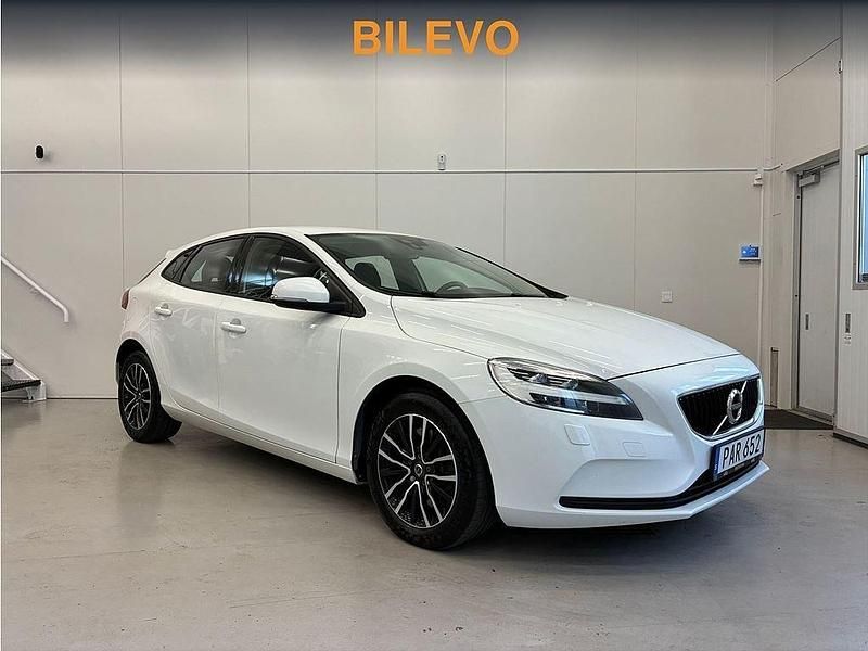Vit Begagnad 2016 Volvo V40 Momentum Kombi | 134 800 kr (Marknadspris) - Bild 1/4