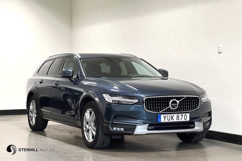 Mörkblå (denim blue metallic) Begagnad 2019 Volvo V90 CC Kombi | 269 900 kr (Marknadspris) - Bild 1/4