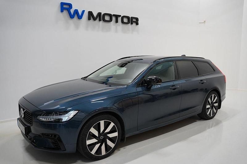 Mörkblå (blå) Begagnad 2023 Volvo V90 Ultimate Kombi | 598 900 kr (Lite dyr) - Bild 1/4