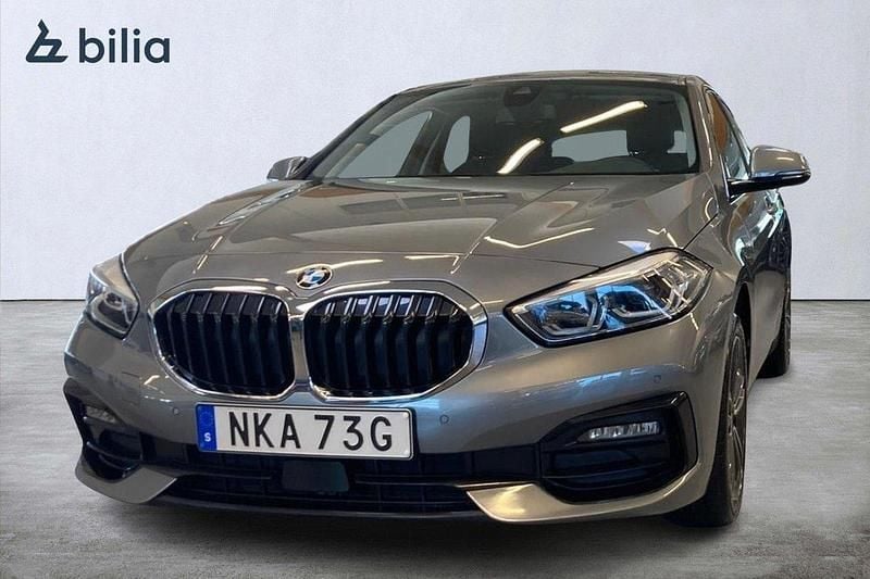 Grå Begagnad 2022 BMW 118 Sport Line Halvkombi | 239 000 kr (Marknadspris) - Bild 1/4