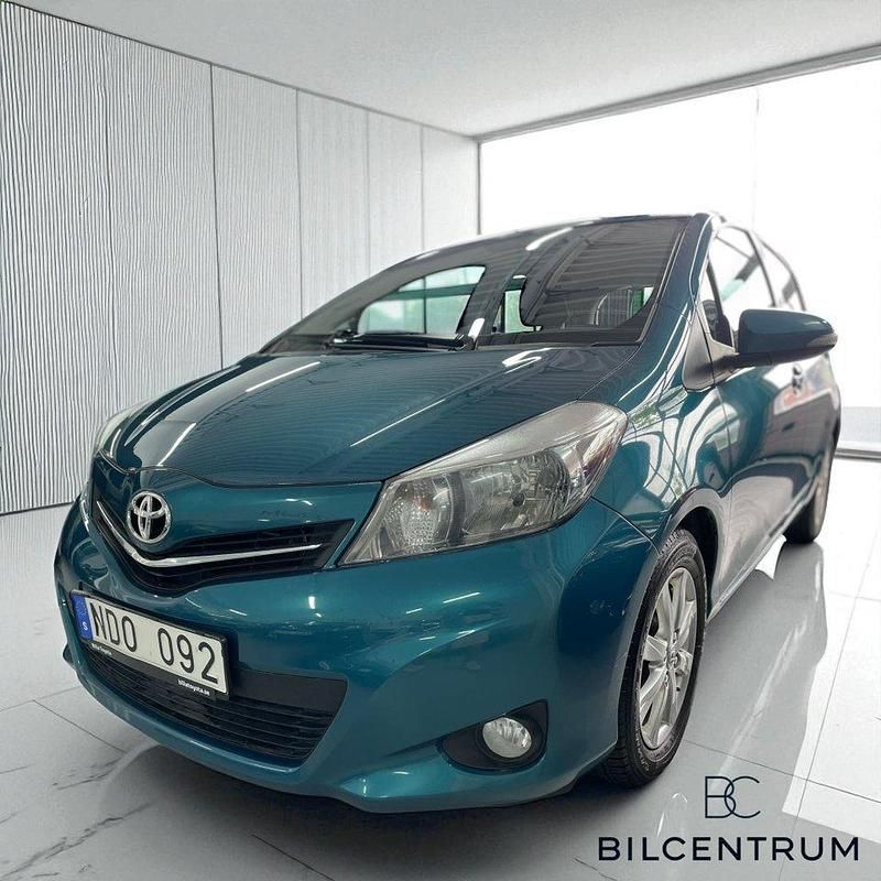 Blå Begagnad 2013 Toyota Yaris Halvkombi | 62 900 kr (Marknadspris) - Bild 1/4