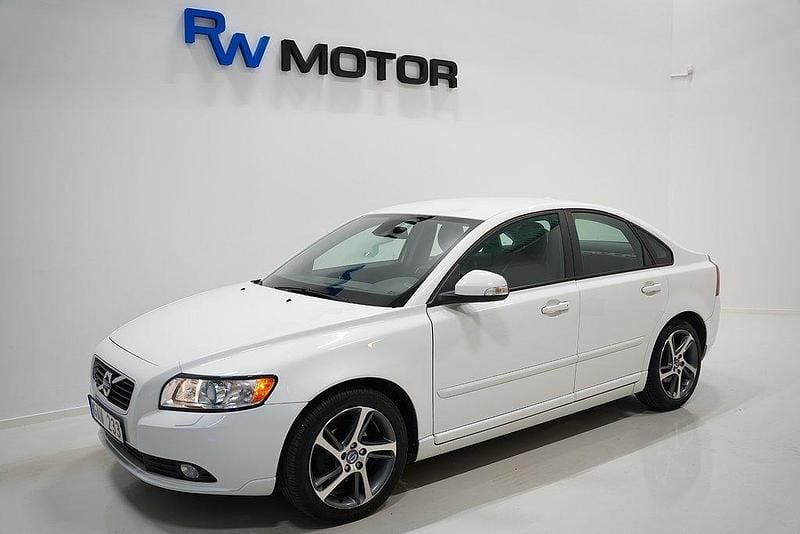 Vit Begagnad 2012 Volvo S40 Momentum Sedan | 59 800 kr (Marknadspris) - Bild 1/4