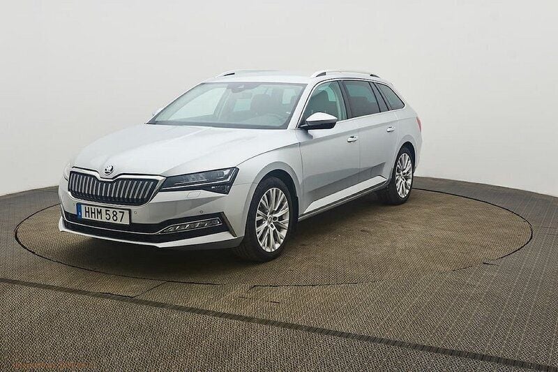 Silver Begagnad 2023 Skoda Superb Business Line Kombi | 325 000 kr (Superpris) - Bild 1/4
