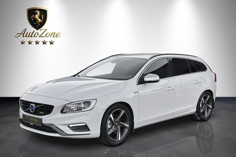 Vit Begagnad 2015 Volvo V60 R-Design Kombi | 129 900 kr - Bild 1/4