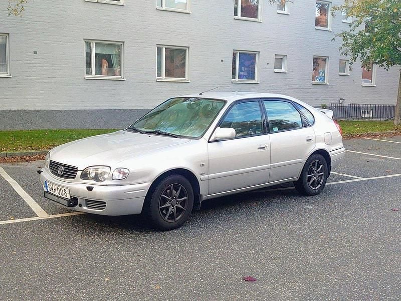 Grå Begagnad 2001 Toyota Corolla Halvkombi | 18 000 kr (Bra pris) - Bild 1/4