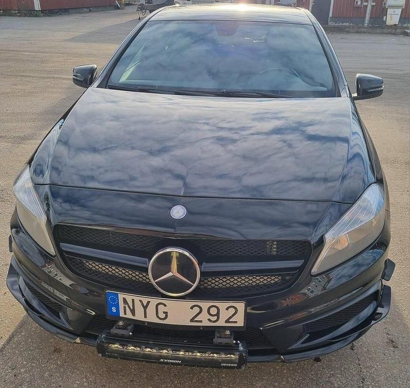 Begagnad 2014 Mercedes A180 Halvkombi | 120 000 kr (Dyr) - Bild 1/4