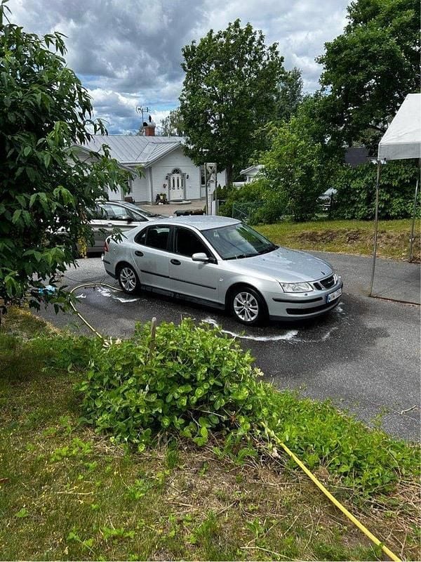 Silver Begagnad 2005 Saab 9-3 Linear Sedan | 23 000 kr (Marknadspris) - Bild 1/4