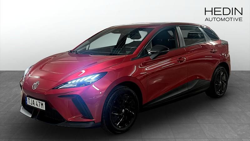 Röd (red) Begagnad 2023 MG MG4 EV Halvkombi | 254 900 kr (Marknadspris) - Bild 1/4