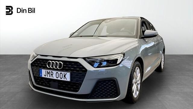 Pilgrå pärleffekt Begagnad 2022 Audi A1 Sportback Proline Halvkombi | 214 000 kr (Marknadspris) - Bild 1/4