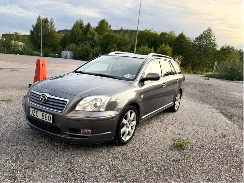 Grå Begagnad 2004 Toyota Avensis Kombi | 33 000 kr (Marknadspris) - Bild 1/4