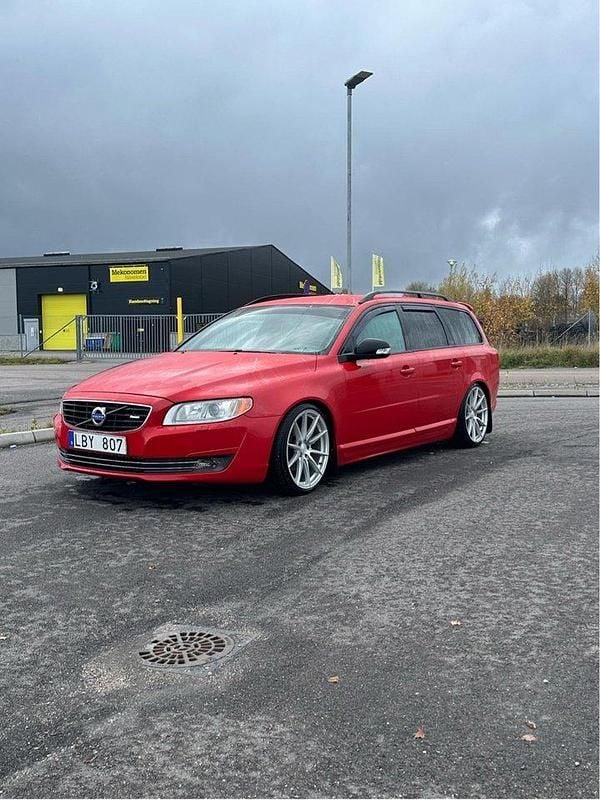 Röd Begagnad 2011 Volvo V70 R-Design Kombi | 69 900 kr (Marknadspris) - Bild 1/4
