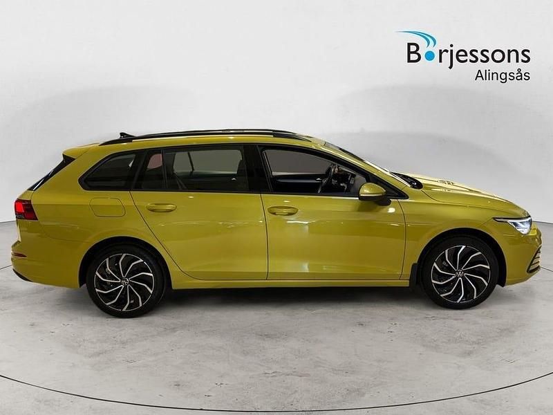 Begagnad VW Golf VIII 132 HK (97 kW) 2021 Gul