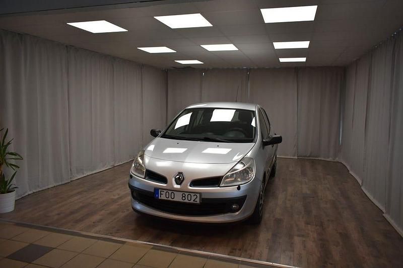 Begagnad Renault Clio II 112 HK (82 kW) 2007 Ljusgrå Halvkombi