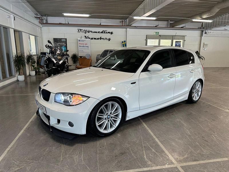 Vit Begagnad 2008 BMW 118 Comfort Edition Halvkombi | 59 900 kr (Marknadspris) - Bild 1/4