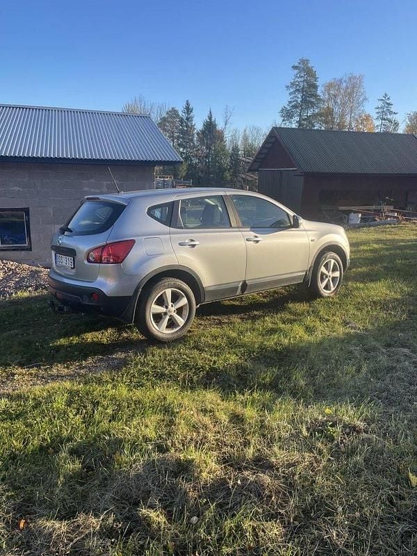 Silver Begagnad 2009 Nissan Qashqai SUV | 40 000 kr (Bra pris) - Bild 1/4