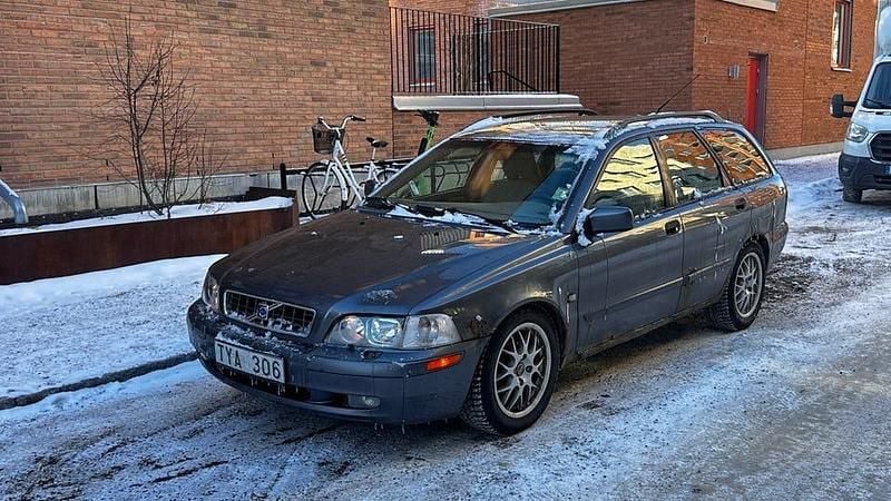 Begagnad Volvo V40 163 HK (119 kW) 2003 Grå Kombi