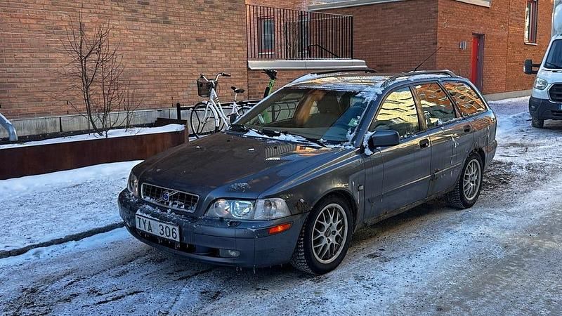 Grå Begagnad 2003 Volvo V40 Kombi | 10 000 kr - Bild 1/4