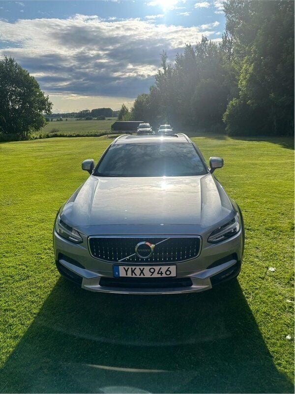 Silver Begagnad 2017 Volvo V90 CC Momentum Kombi | 199 000 kr (Dyr) - Bild 1/4