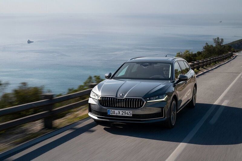 Vit Ny 2024 Skoda Superb Selection Kombi | 399 900 kr (Bra pris) - Bild 1/4