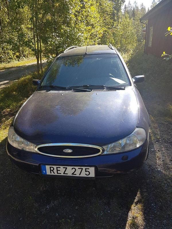 Blå Begagnad 2000 Ford Mondeo Ghia Kombi | 6 000 kr - Bild 1/4