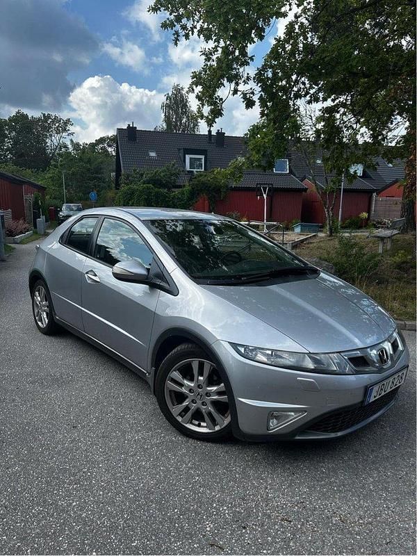 Silver Begagnad 2009 Honda Civic Sport Halvkombi | 59 000 kr (Marknadspris) - Bild 1/4