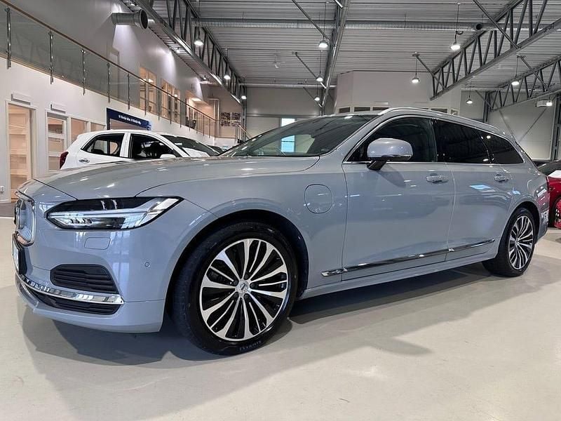 Grå Begagnad 2024 Volvo V90 Core Kombi | 399 900 kr (Marknadspris) - Bild 1/4