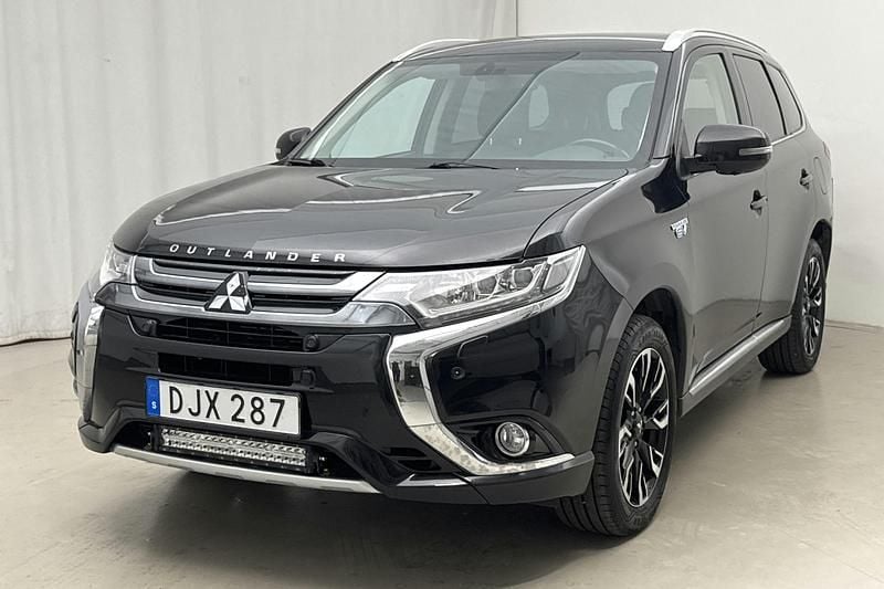 Svart Begagnad 2016 Mitsubishi Outlander SUV | 149 800 kr (Bra pris) - Bild 1/4