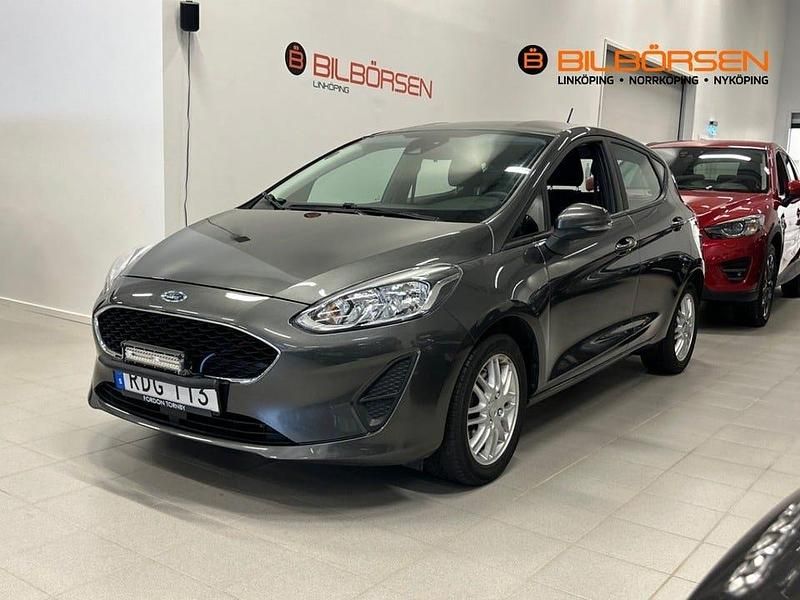 Grå Begagnad 2018 Ford Fiesta Halvkombi | 99 900 kr (Marknadspris) - Bild 1/4