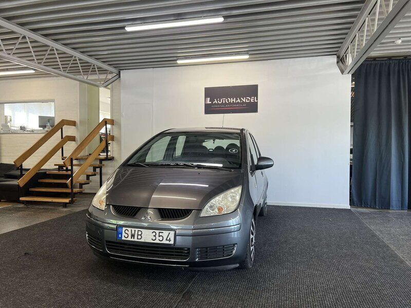 Mörkgrå Begagnad 2006 Mitsubishi Colt Halvkombi | 34 900 kr (Marknadspris) - Bild 1/4