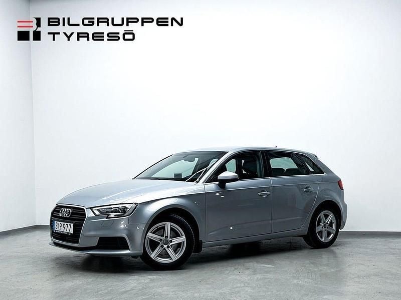 Silver Begagnad 2018 Audi A3 Sportback Premium Halvkombi | 179 900 kr (Marknadspris) - Bild 1/4
