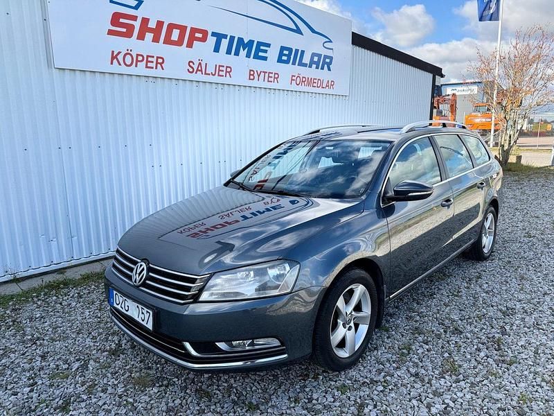 Ljusgrå (grå) Begagnad 2013 VW Passat Kombi | 129 900 kr (Dyr) - Bild 1/4