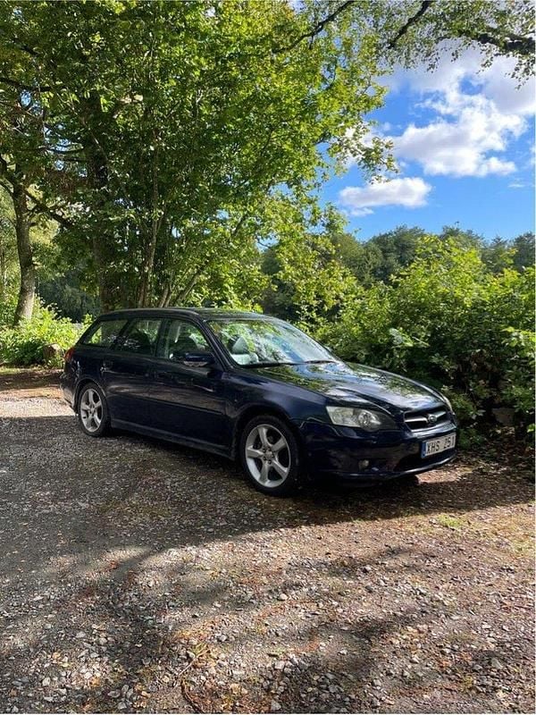 Blå Begagnad 2006 Subaru Legacy Kombi | 42 000 kr (Lite dyr) - Bild 1/4