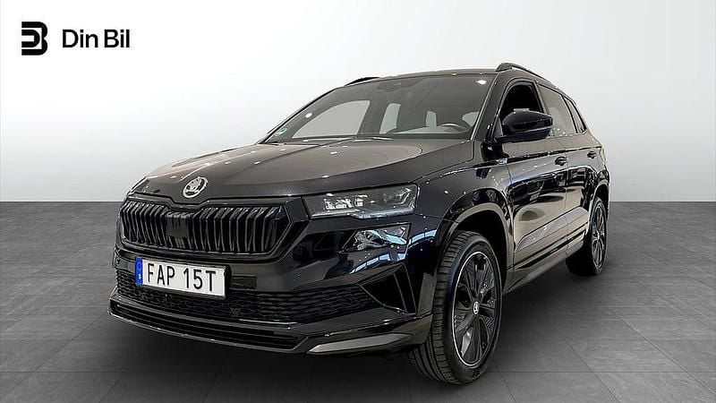 Svart (black magic metallic) Begagnad 2023 Skoda Karoq SportLine SUV | 319 900 kr (Bra pris) - Bild 1/4