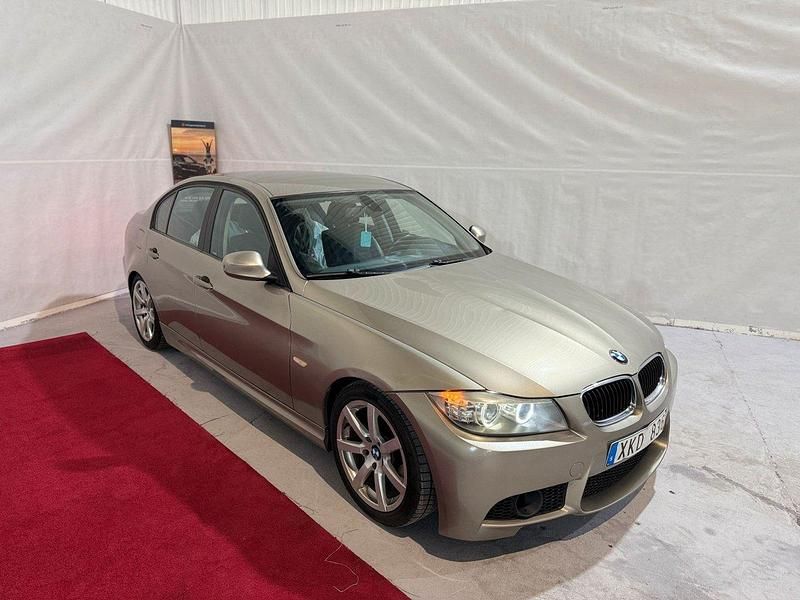Ljusbrun Begagnad 2009 BMW 320 Comfort Edition Sedan | 62 500 kr (Marknadspris) - Bild 1/4