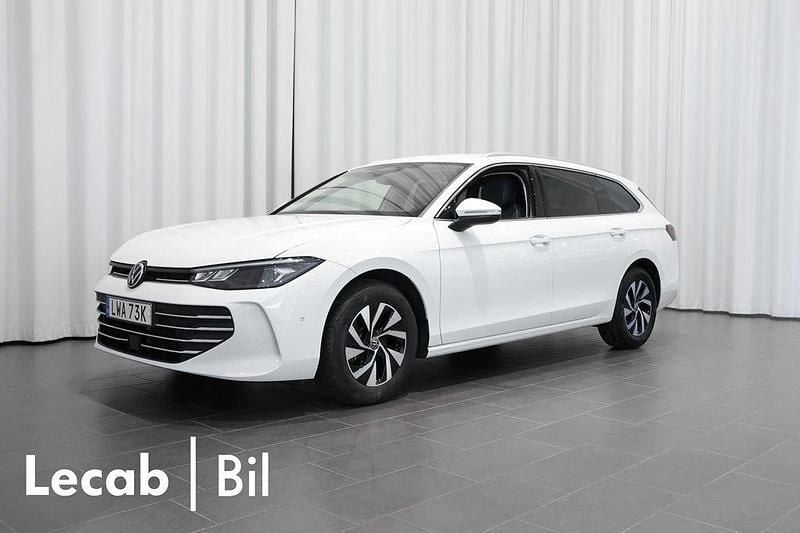 Vit (pure white) Begagnad 2025 VW Passat Business Kombi | 369 900 kr (Marknadspris) - Bild 1/4