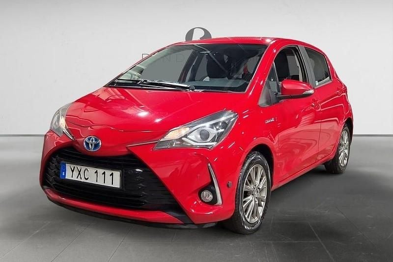 Röd Begagnad 2017 Toyota Yaris Hybrid Active Halvkombi | 99 900 kr (Marknadspris) - Bild 1/3