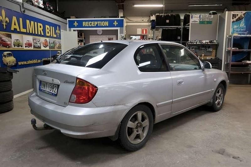Begagnad Hyundai Accent 105 HK (77 kW) 2003 Silver Halvkombi