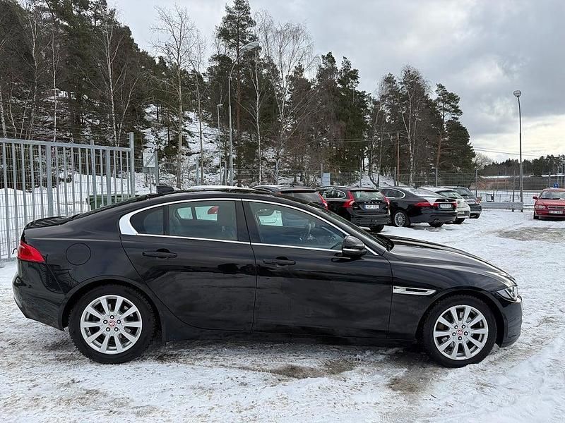 Begagnad Jaguar XE 180 HK (132 kW) 2019 Svart Sedan