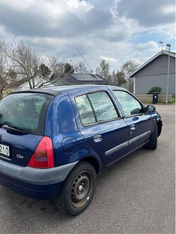 Blå Begagnad 2001 Renault Clio II Halvkombi | 15 000 kr (Marknadspris) - Bild 1/4
