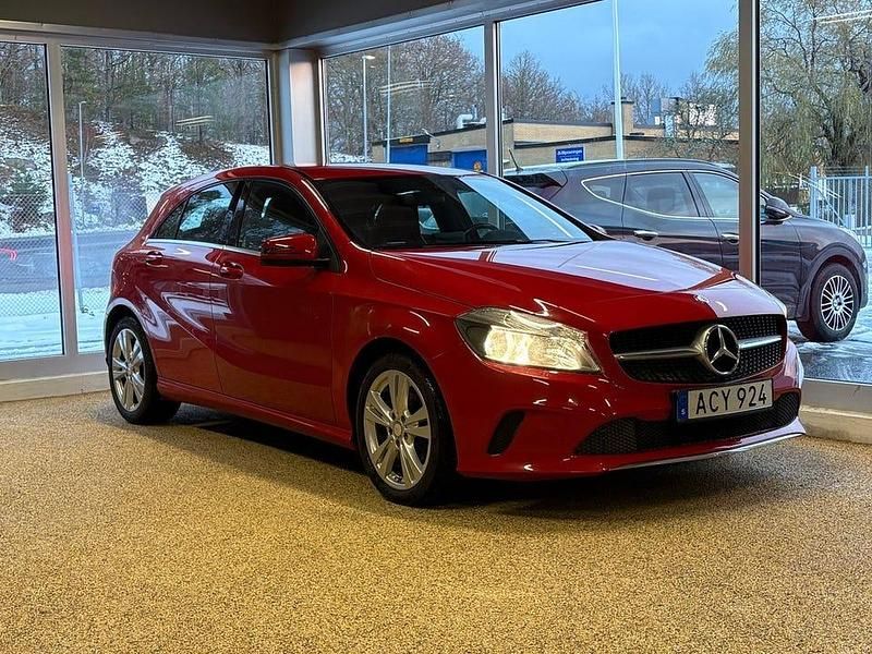 Röd Begagnad 2017 Mercedes A180 Halvkombi | 129 900 kr (Superpris) - Bild 1/4