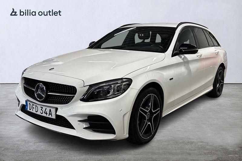 Vit Begagnad 2021 Mercedes C300e AMG Kombi | 358 000 kr (Superpris) - Bild 1/4