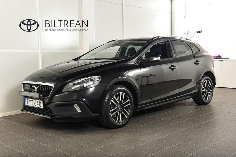 Svart Begagnad 2017 Volvo V40 CC Business Edition Kombi | 139 900 kr (Marknadspris) - Bild 1/4