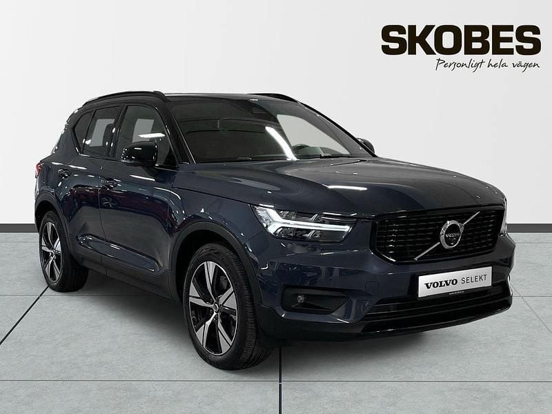Mörkblå (blå) Begagnad 2022 Volvo XC40 R-Design SUV | 369 500 kr (Marknadspris) - Bild 1/3