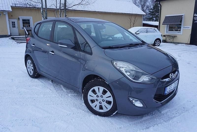 Grå Begagnad 2010 Hyundai ix20 Halvkombi | 74 900 kr (Marknadspris) - Bild 1/4