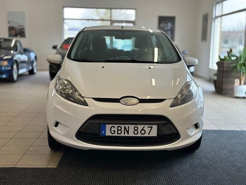 Begagnad Ford Fiesta Trend 82 HK (60 kW) 2009 Vit Halvkombi