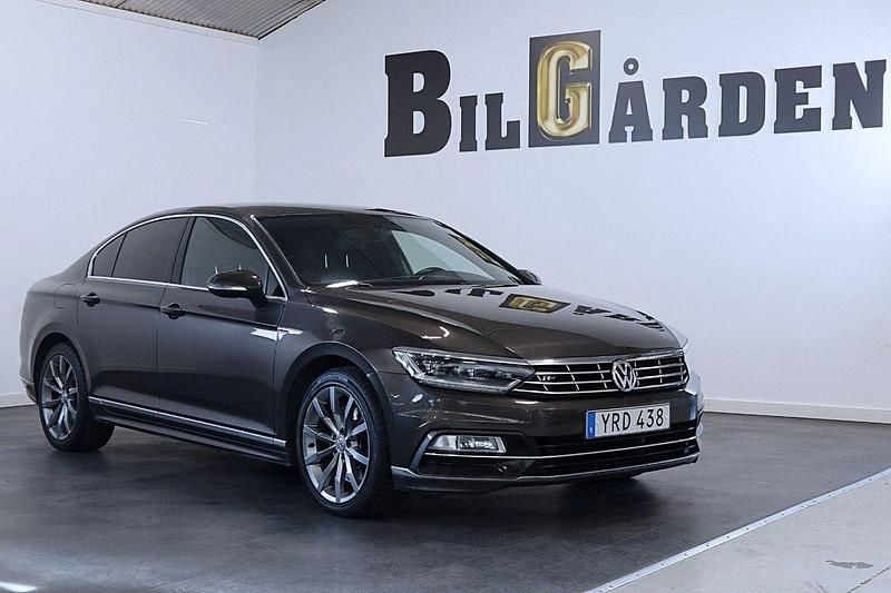 Mörkbrun (brun metallic) Begagnad 2018 VW Passat R-line Sedan | 249 900 kr (Marknadspris) - Bild 1/4